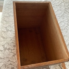ガッチリした木の箱　
蓋付きの画像