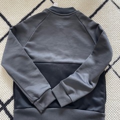 adidas ジャージ上の画像