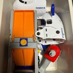 タカラトミー トミカ くみかえアクション!キャリアカー&カーゴジ...