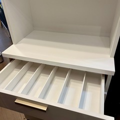 《売約済》【武蔵小山店】 ニトリ SORREL ソレル ホワイト 食器棚 キッチンボード カップボード ガラス扉 収納棚 引き出し 省スペース スリム コンパクト おしゃれ キッチン収納 白家具 家具 (検索 レンジボード レンジ台 の画像