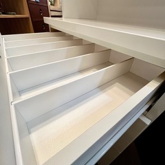 《売約済》【武蔵小山店】 ニトリ SORREL ソレル ホワイト 食器棚 キッチンボード カップボード ガラス扉 収納棚 引き出し 省スペース スリム コンパクト おしゃれ キッチン収納 白家具 家具 (検索 レンジボード レンジ台 の画像