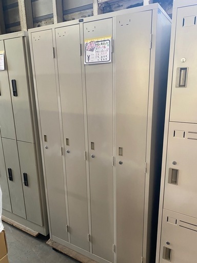 ４人用縦長ロッカー