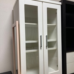 扉付きホワイト家具♪本棚、食器棚に