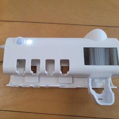 【新品に近い】充電式自動歯磨き粉ディスペンサー付き、歯ブラシホルダーの画像