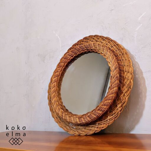 フランスアンティークのラタンの立体的なデザインが印象的なラウンドミラーです。絶妙なサイズ感のウォールミラーはインテリアのアクセントや店舗什器としてもオススメです♪