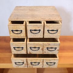ヴィンテージの木製小引出しです。味のある昭和レトロな雰囲気の小物入れはコンパクトサイズなので卓上で薬箪笥として使ったり店舗什器にもおススメ！ナチュラルなテイストも魅力的♪ の画像