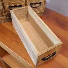 ヴィンテージの木製小引出しです。味のある昭和レトロな雰囲気の小物入れはコンパクトサイズなので卓上で薬箪笥として使ったり店舗什器にもおススメ！ナチュラルなテイストも魅力的♪ の画像