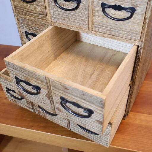 ヴィンテージの木製小引出しです。味のある昭和レトロな雰囲気の小物入れはコンパクトサイズなので卓上で薬箪笥として使ったり店舗什器にもおススメ！ナチュラルなテイストも魅力的♪