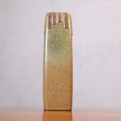 ヴィンテージのデンマーク製フラワーベースです。淡い色合いと縦のストライプが印象的なデザインの花瓶は、インテリアのアクセントや店舗什器としてもオススメです♪の画像