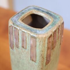 ヴィンテージのデンマーク製フラワーベースです。淡い色合いと縦のストライプが印象的なデザインの花瓶は、インテリアのアクセントや店舗什器としてもオススメです♪の画像