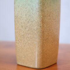 ヴィンテージのデンマーク製フラワーベースです。淡い色合いと縦のストライプが印象的なデザインの花瓶は、インテリアのアクセントや店舗什器としてもオススメです♪の画像