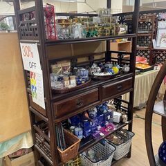 【アンティーク調・格子デザイン 4段飾り棚（引き出し付き）】