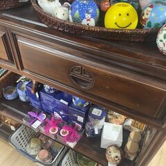 【アンティーク調・格子デザイン 4段飾り棚（引き出し付き）】の画像