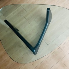 トライアングル型ガラステーブルの画像