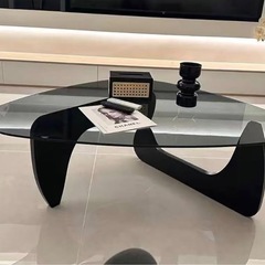 トライアングル型ガラステーブル