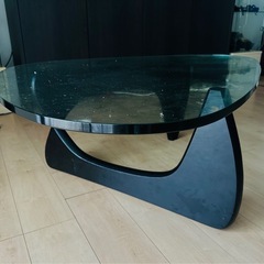 トライアングル型ガラステーブルの画像