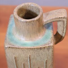 ヴィンテージのデンマーク製フラワーベースです。淡い色合いと縦のストライプが印象的なデザインの花瓶は、インテリアのアクセントや店舗什器としてもオススメです♪の画像