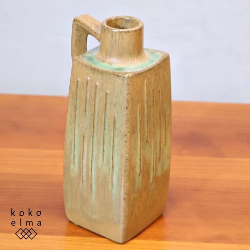 ヴィンテージのデンマーク製フラワーベースです。淡い色合いと縦のストライプが印象的なデザインの花瓶は、インテリアのアクセントや店舗什器としてもオススメです♪