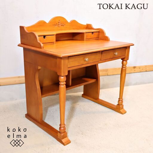 TOKAIKAGU(東海家具)のPine Village ワークデスクです。カントリーテイストのナチュラルな木の質感が魅力的な事務机。小引き出しなどの収納もあるので化粧台やお子様の学習机としても♪