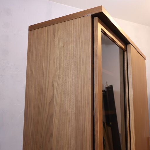 karimoku(カリモク家具)のウォールナット材 食器棚 EU3670XRです。シンプルでスッキリとしたフォルムのダイニングボードは
