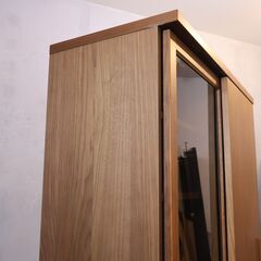 karimoku(カリモク家具)のウォールナット材 食器棚 EU3670XRです。シンプルでスッキリとしたフォルムのダイニングボードは北欧スタイルやナチュラルテイストインテリアにもおすすめ！の画像