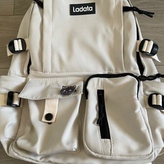 オフホワイト　収納多数　バックパック（リュックサック）
