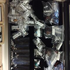 アクセサリー　装飾品　ペンダント　ブローチ　リング　色々の画像