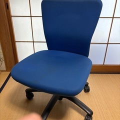 青い椅子