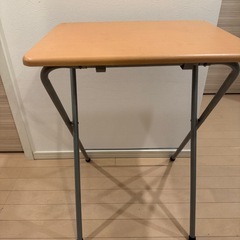 折りたたみテーブルの画像