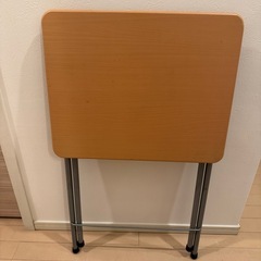 折りたたみテーブルの画像