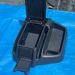 ハイエース　新車外し　純正センターコンソールの画像