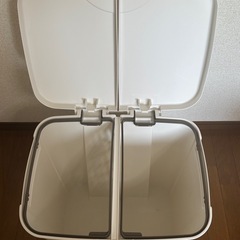 ゴミ箱　ペダル式　仕切り付き　30リットル程度の画像