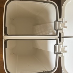 ゴミ箱　ペダル式　仕切り付き　30リットル程度の画像