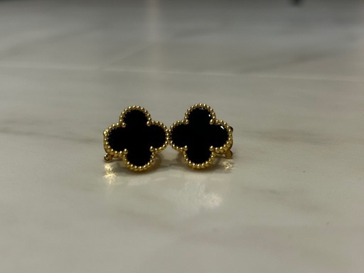 オニキスクローバーピアス