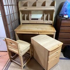 🉐美品❗️学習机❗️机・キャビネット・椅子・照明付本棚の４点セット❗️の画像