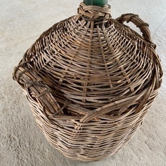 大きな陶器の鉢とかなり古いデミジョンボトルの画像