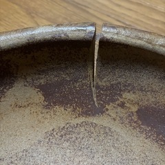 ①窯傷が景色になった特大大皿　大鉢　陶器　作家物　珍品　窯印ありの画像