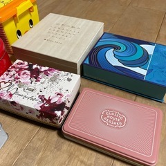 空き箱　缶箱　クッキー缶の画像
