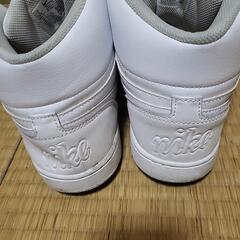 NIKE　ハイカットスニーカー　ホワイト

の画像