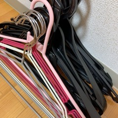 ハンガー20本 ピンク 黒 まとめ売りの画像