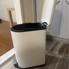 ペダル式ゴミ箱の画像