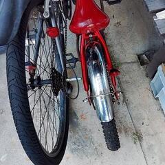 赤色の子供マウンテンバイクの画像
