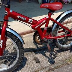 赤色の子供マウンテンバイクの画像