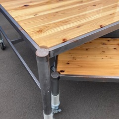 【OF-22】横幅180cm アパレル什器 陳列台 ディスプレイテーブル 作業台 アイアンスチール 天然木 キャスター付 展示台 雑貨 飾り台 店舗什器　検)事務机　オフィス チェア　会議 椅子　ロッカー　ミーティングテーブル　応接ソファ 店舗 事務所 什器　書庫 本棚 ラック デスク スチール 美品多数 格安 【中古オフィス家具】の画像