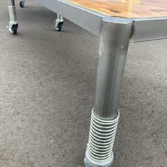 【OF-23】横幅161cm アパレル什器 陳列台 ディスプレイテーブル サイドテーブル ベンチ　アイアンスチール 天然木 キャスター付 展示台 雑貨 飾り台 店舗什器 花台 フラワーディスプレイ　検)事務机　オフィス チェア　会議 椅子　ロッカー　ミーティングテーブル　応接ソファ 店舗 事務所 什器　書庫 本棚 ラック デスク スチール 美品多数 格安 【中古オフィス家具】の画像
