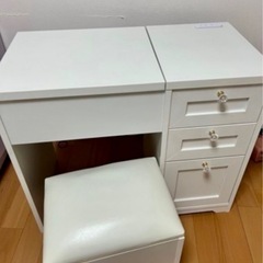 コンセント付き　ドレッサー