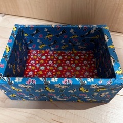紙が貼ってある箱
