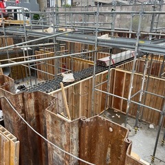 【自由に稼げる】【1.2〜1.8万】型枠工事スタッフ！未経験、経験者、ガッツリ稼ぎたい方歓迎！の画像