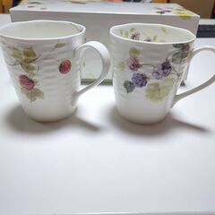 ナルミマグカップ　２個セット　ボーンチャイナの画像