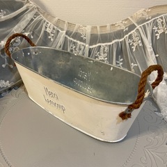 ⭐︎⭐︎新品⭐︎⭐︎（未使用品）アンティーク なブリキ　バケツ白バスケット ロープハンドル付ガ-デン雑貨 の画像